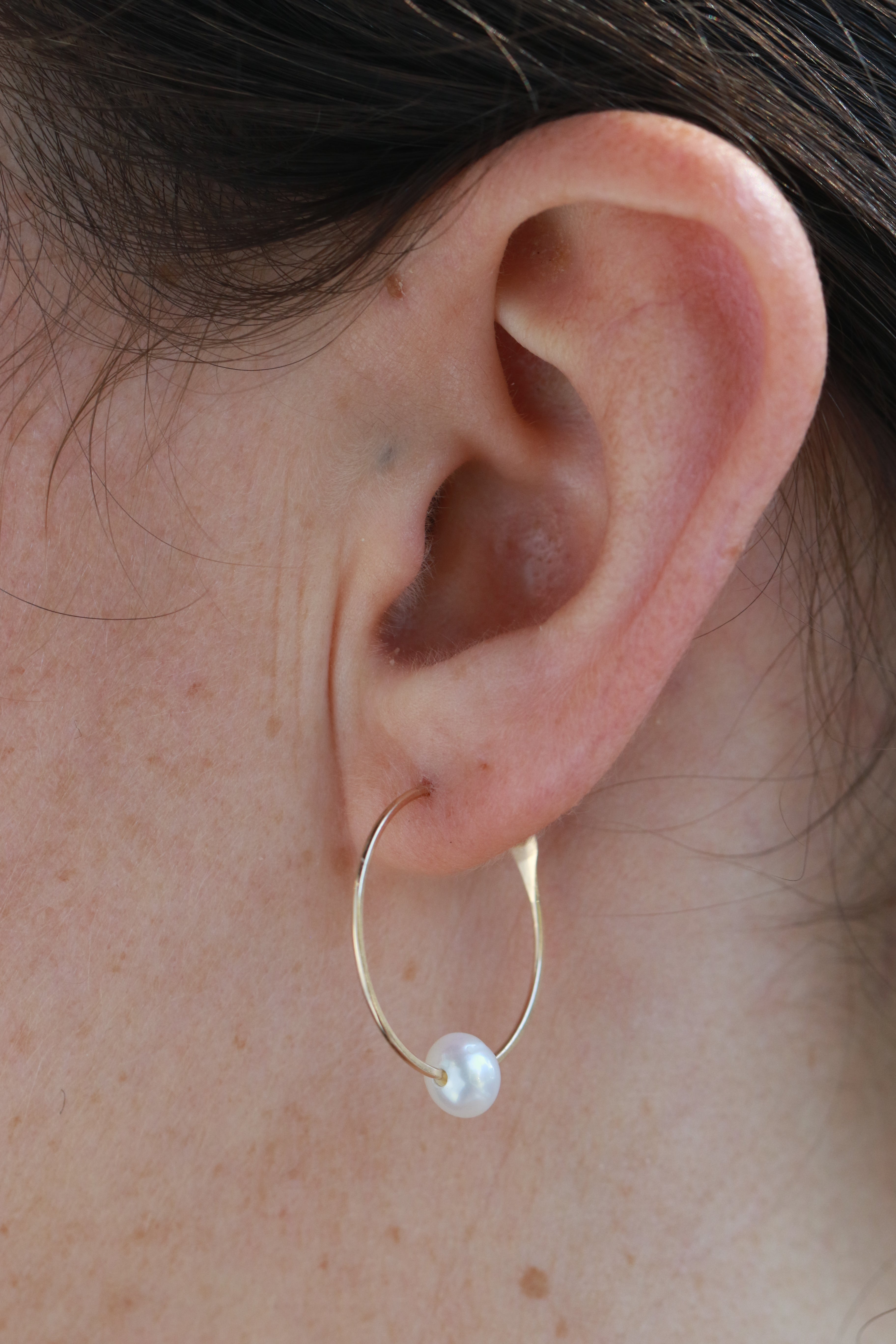 7/8 Inch Hoops with Floating Single Pearls Earrings 756A5554_68ee928d-2877-4eae-85fb-badc0036fcc1