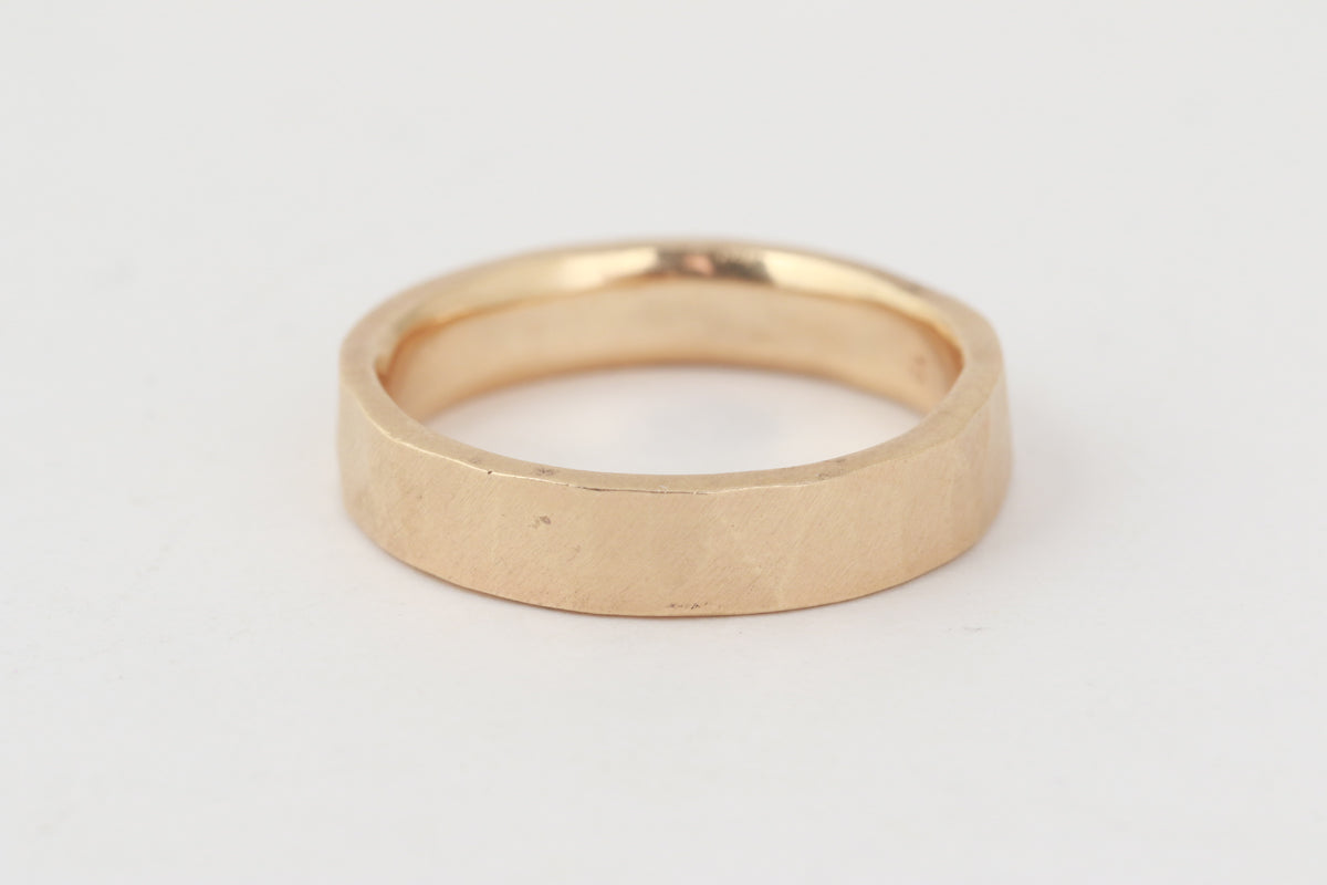 14 Karat yellow gold hammered and hand finished mens 4mm band RING 756A7608