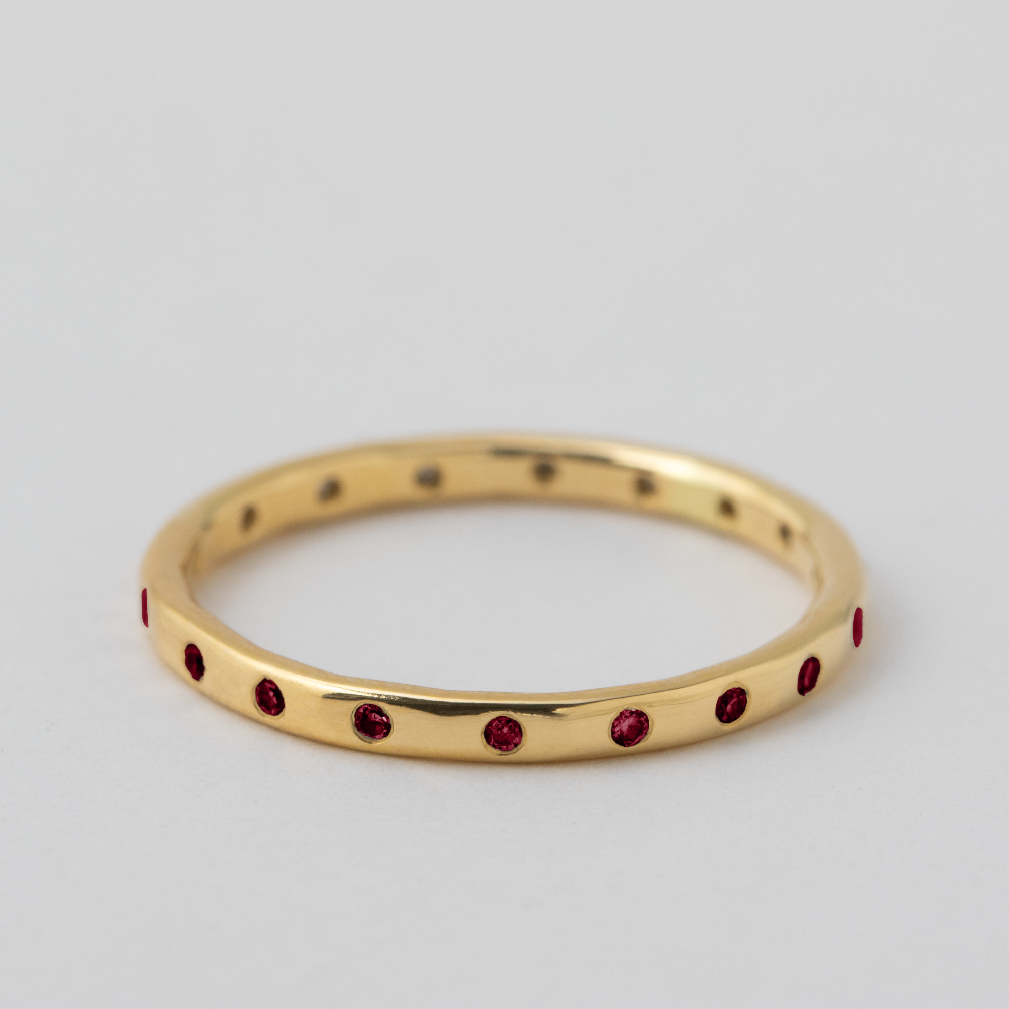 18 Ruby Band metal: 18YG setting: Flush Set Bands stone: Ruby style: 18 Stone Band width: 1.5mm HIDDEN LR485G-18