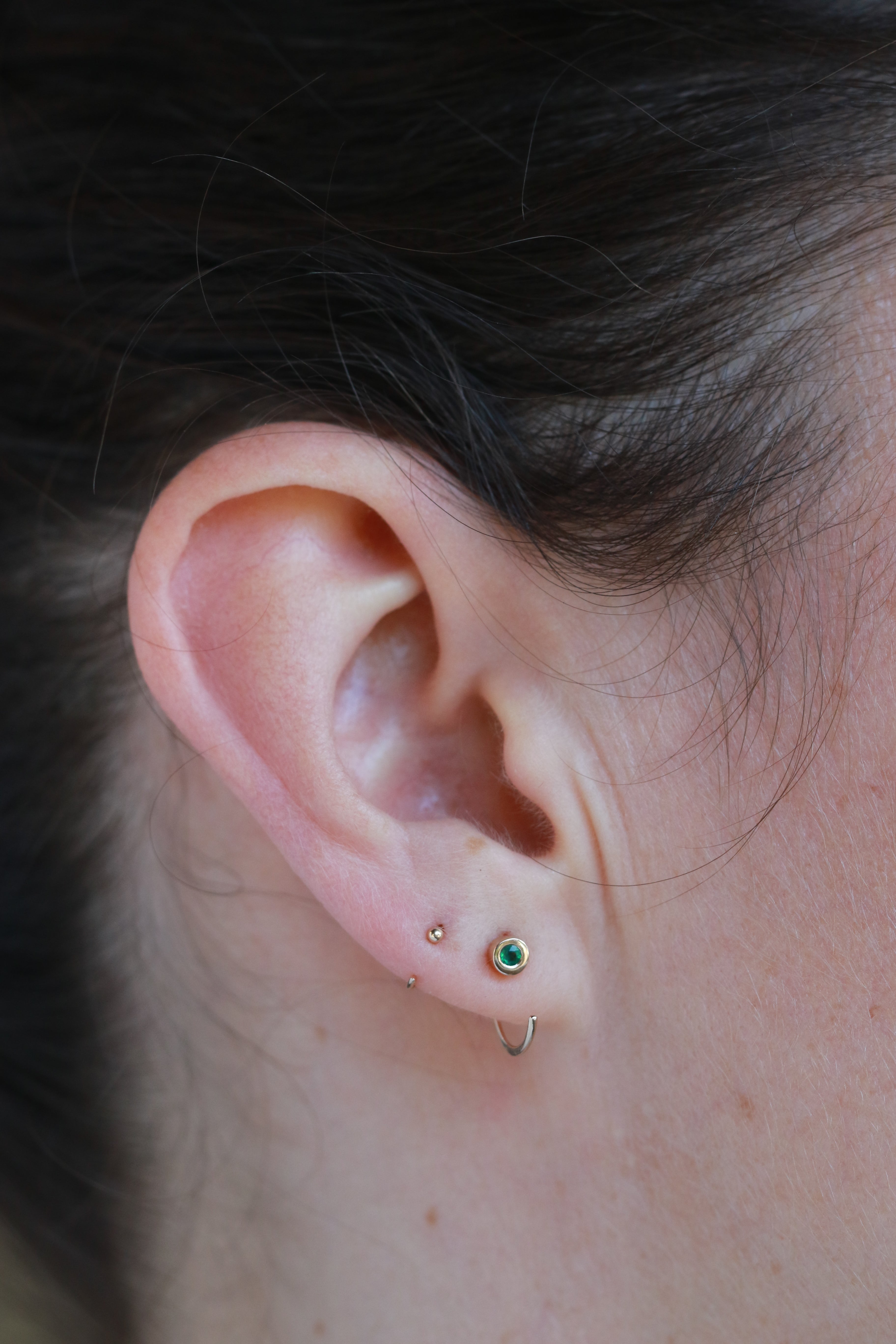 Emerald hug earrings EARRINGS 756A4328